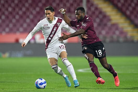SALERNO, ITALY - APRIL 02: Sasa Lukic of Torino FC vies with Lassana Coulibaly of US Salernitana during the Serie A match between US Salernitana and Torino FC at Stadio Arechi on April 02, 2022 in Salerno, Italy. (Photo by Francesco Pecoraro/Getty Images)