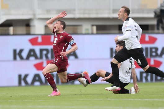 LA SPEZIA, ITALY - MAY 15: Andrea Belotti of Torino FC reacts during the Serie A match between Spezia Calcio  and Torino FC at Stadio Alberto Picco on May 15, 2021 in La Spezia, Italy.  (Photo by Gabriele Maltinti/Getty Images) 