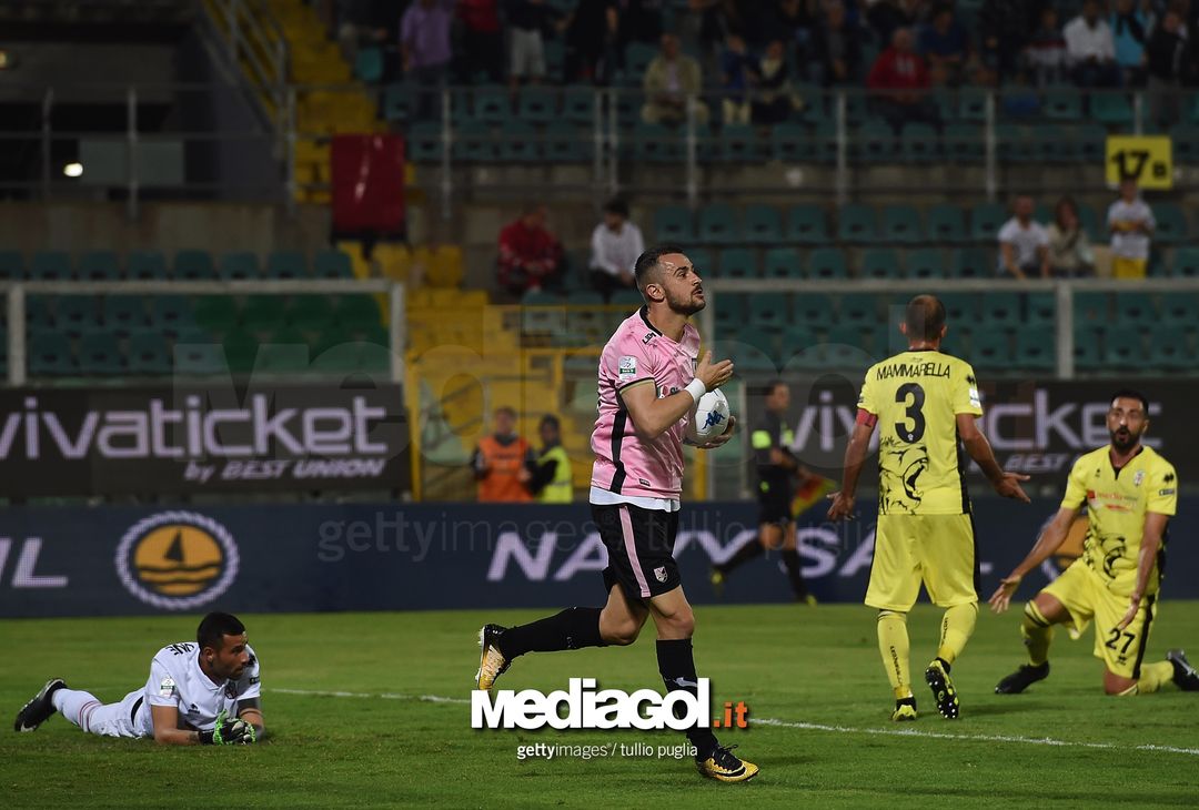  PALERMO, ITALY - SEPTEMBER 25:  Ilija Nestorovsaki of Palermo celebrates after scoring the equalizing goal during the Serie B match between US Citta di Palermo and Pro Vercelli FC on September 25, 2017 in Palermo, Italy.  (Photo by Tullio M. Puglia/Getty Images) 