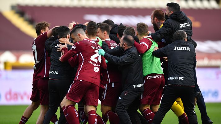 TURIN, ITALY - MARCH 17: Simone Zaza (obscure) of Torino F.C. celebrates with team mates after scoring his sides third goal during the Serie A match between Torino FC and US Sassuolo at Stadio Olimpico di Torino on March 17, 2021 in Turin, Italy. Sporting stadiums around Italy remain under strict restrictions due to the Coronavirus Pandemic as Government social distancing laws prohibit fans inside venues resulting in games being played behind closed doors. (Photo by Valerio Pennicino/Getty Images) TURIN, ITALY - MARCH 17: Simone Zaza (obscure) of Torino F.C. celebrates with team mates after scoring his sides third goal during the Serie A match between Torino FC and US Sassuolo at Stadio Olimpico di Torino on March 17, 2021 in Turin, Italy. Sporting stadiums around Italy remain under strict restrictions due to the Coronavirus Pandemic as Government social distancing laws prohibit fans inside venues resulting in games being played behind closed doors. (Photo by Valerio Pennicino/Getty Images)