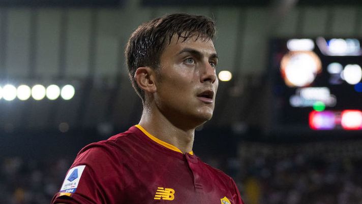 UDINE, ITALY - SEPTEMBER 04: Paulo Dybala of AS Roma looks on during the Serie A match between Udinese Calcio and AS Roma at Dacia Arena on September 04, 2022 in Udine, Italy. (Photo by Emmanuele Ciancaglini/Getty Images) CorSport: “Correa, cosa c’è dietro il forfait. Anche Dybala resta in dubbio” - immagine 1