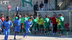 Vallelunga-Muxar, il portiere prende gol: la tifoseria lo consola con una…birra