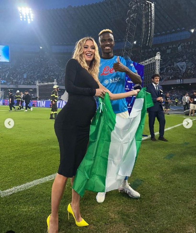Diletta Leotta inviata a Napoli, in posa con la Coppa dello Scudetto- immagine 2
