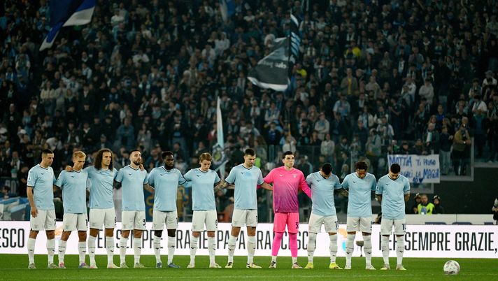 ROME, ITALY - APRIL 28: Players of SS Lazio stand during a minute of silence for Pope Francis prior the Serie match between Lazio and Parma at Stadio Olimpico on April 28, 2025 in Rome, Italy. (Photo by Marco Rosi - SS Lazio/Getty Images) Serie A, la classifica della media spettatori: ecco qual è la posizione della Lazio - immagine 1