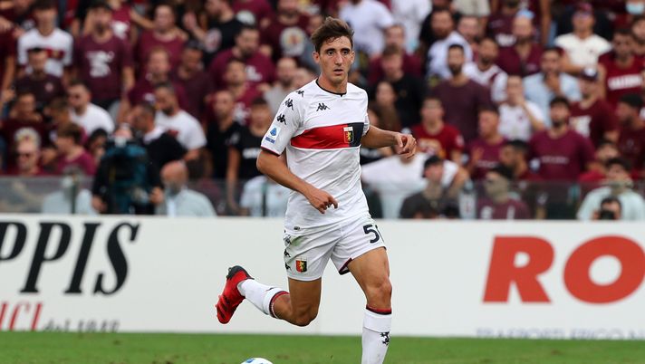 SALERNO, ITALY - OCTOBER 02: Andrea Cambiaso of Genoa CFC during the Serie A match between US Salernitana v Genoa CFC at Stadio Arechi on October 2, 2021 in Salerno, Italy. (Photo by Francesco Pecoraro/Getty Images) Andrea Cambiaso, calciatore del Genoa (getty images)