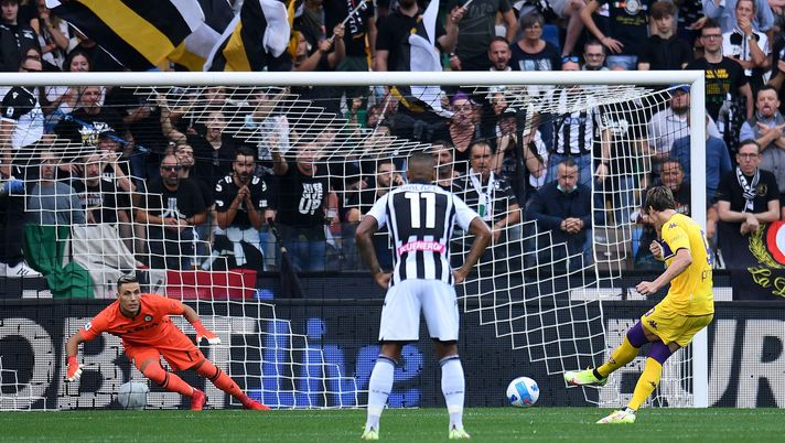 UDINE, ITALY - SEPTEMBER 26: Dusan Vlahovic of ACF Fiorentina scores the opening goal during the Serie A match between Udinese Calcio and ACF Fiorentina at Dacia Arena on September 26, 2021 in Udine, Italy. (Photo by Alessandro Sabattini/Getty Images) In trasferta serve il cambio di marcia: l’ultima vittoria risale a settembre - immagine 1