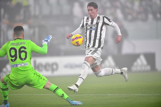 TURIN, ITALY - FEBRUARY 06: Dusan Vlahovic of Juventus scores the opening goal during the Serie A match between Juventus and Hellas Verona FC at Allianz Stadium on February 6, 2022 in Turin, Italy. (Photo by Valerio Pennicino/Getty Images) Tacchinardi: “Vlahovic? Ha cambiato la Juventus. E’ un crack ma gli serve aiuto”- immagine 2