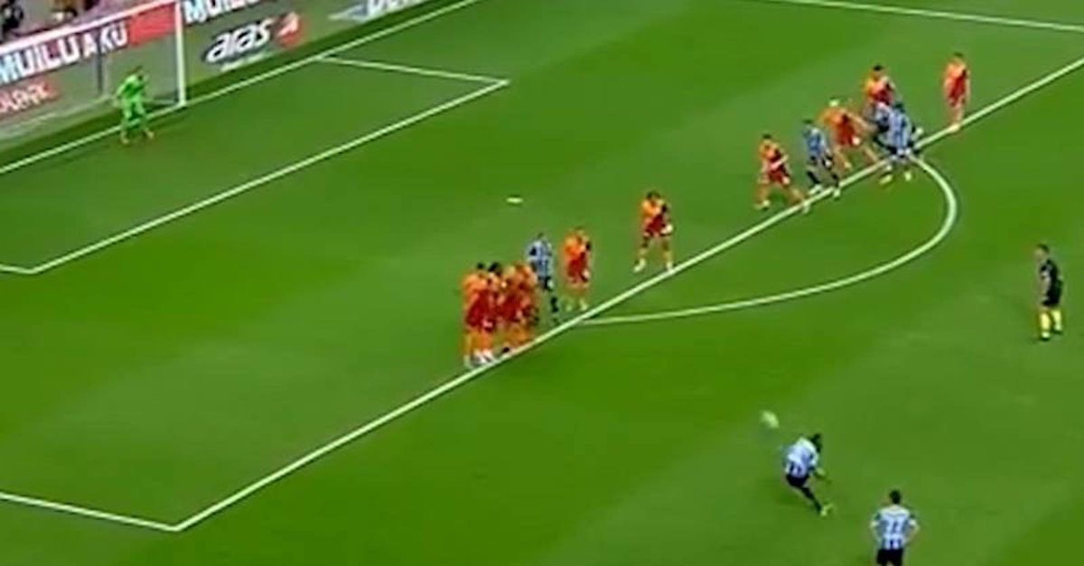 Balotelli, super gol su punizione contro il Galatasaray | VIDEO