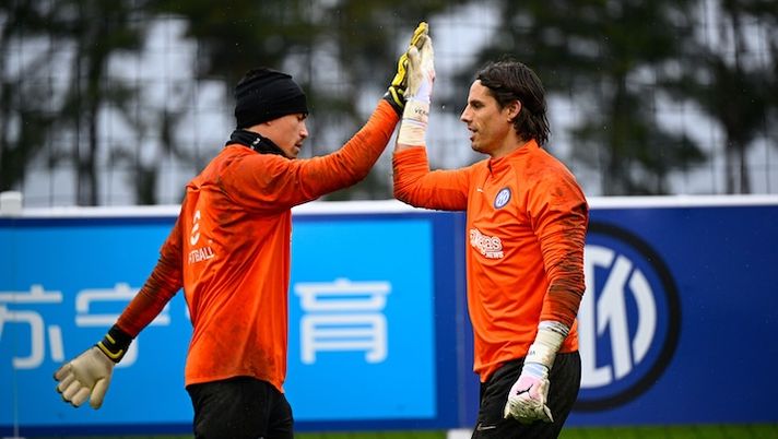 COMO, ITALY - FEBRUARY 27: Yann Sommer of FC Internazionale and Emil Audero of FC Internazionale in action during the FC Internazionale training session at the club's training ground Suning Training Center on February 27, 2024 in Como, Italy. (Photo by Mattia Ozbot - Inter/Inter via Getty Images) CHI GIOCA, CHI NO – Audero, Darmian, Gaetano, Samardzic, Boloca, Dybala, Niang, Oudin… - immagine 1