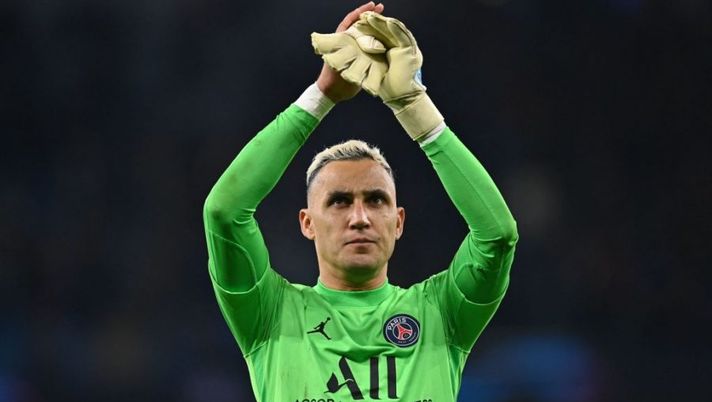 Paris Saint-Germain's Costa Rican goalkeeper Keylor Navas applauds supporters on the pitch after the UEFA Champions League Group A football match between Manchester City and Paris Saint-Germain at the Etihad Stadium in Manchester, north west England, on November 24, 2021. - Manchester City won the game 2-1. (Photo by Paul ELLIS / AFP) (Photo by PAUL ELLIS/AFP via Getty Images) Di Marzio: “Napoli, fiducia e quasi certezza di avere Navas. Fabian e poi Meret…” - immagine 1
