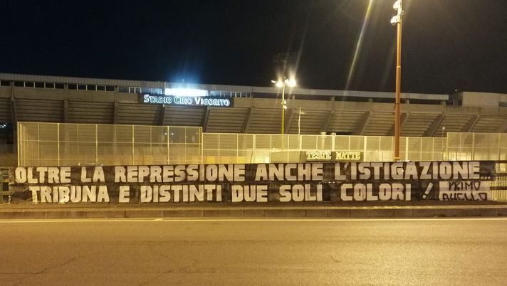 Tifosi Salernitana Nei Settori Tribuna E Distinti Di Benevento ...