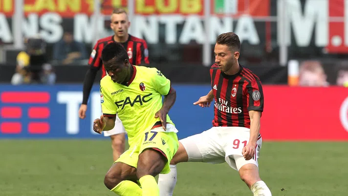 MILAN, ITALY - MAY 21:  Godfred Donsah of Bologna FC is challenged by Andrea Bertolacci of AC Milan during the Serie A match between AC Milan and Bologna FC at Stadio Giuseppe Meazza on May 21, 2017 in Milan, Italy.  (Photo by Marco Luzzani/Getty Images)