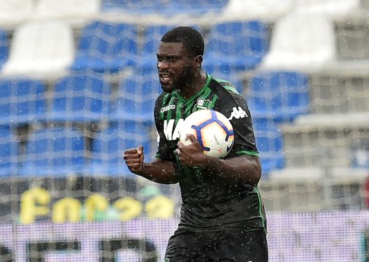  REGGIO NELL'EMILIA, ITALY - MAY 05: Jeremie Boga of US Sassuolo celebrates after scoring goal 2-2 during the Serie A match between US Sassuolo and Frosinone Calcio at Mapei Stadium - Citta' del Tricolore on May 5, 2019 in Reggio nell'Emilia, Italy. (Photo by Giuseppe Bellini/Getty Images) 