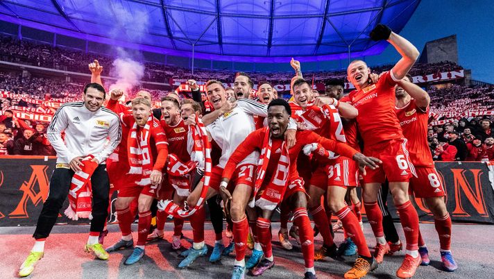 BERLIN, GERMANY - APRIL 09: The 1.FC Union Berlin team celebrate towards their fans after winning the Bundesliga match between Hertha BSC and 1. FC Union Berlin at Olympiastadion on April 09, 2022 in Berlin, Germany. (Photo by Boris Streubel/Getty Images) Tre derby vinti: a Berlino paragonano l’Union alla Germania mondiale del 1954… - immagine 1