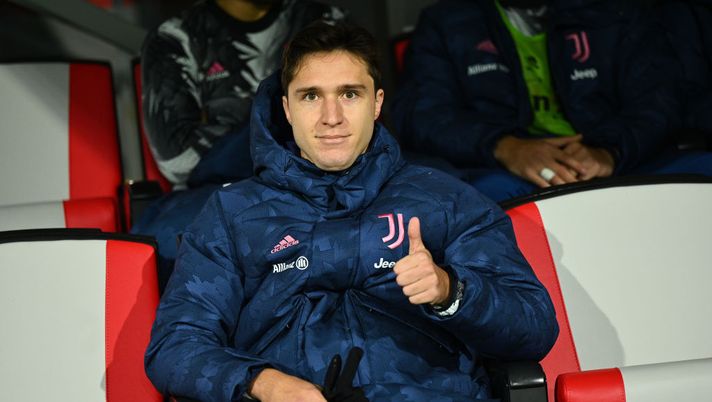 CREMONA, ITALY - JANUARY 04: Federico Chiesa of Juvents poses before the Serie A match between US Cremonese and Juventus at Stadio Giovanni Zini on January 04, 2023 in Cremona, Italy. (Photo by Marco M. Mantovani/Getty Images) Chiesa titolare in Napoli-Juventus? CorSport: “L’idea stuzzica Allegri e sul ruolo…” - immagine 1