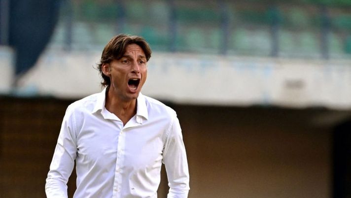 Hellas Verona's Italian coach Gabriele Cioffi reacts during the Italian Serie A football match between Hellas Verona and Napoli on August 15, 2022 at the Bentegodi stadium in Verona. (Photo by Miguel MEDINA / AFP) (Photo by MIGUEL MEDINA/AFP via Getty Images) Sky: “Il Verona fa un colpo per il centrocampo: Cioffi avrà Hrustic, uomo da punizioni” - immagine 1