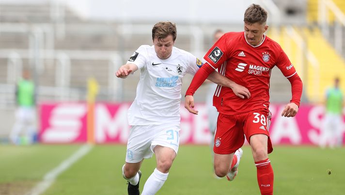 MUNICH, GERMANY - MAY 16: Richard Neudecker (L) of 1860 München battles for the ball with Angelo Stiller of Bayern München during the 3. Liga match between TSV 1860 München and Bayern München II at Stadion an der Gruenwalder Straße on May 16, 2021 in Munich, Germany. (Photo by Alexander Hassenstein/Getty Images) MUNICH, GERMANY - MAY 16: Richard Neudecker (L) of 1860 München battles for the ball with Angelo Stiller of Bayern München during the 3. Liga match between TSV 1860 München and Bayern München II at Stadion an der Gruenwalder Straße on May 16, 2021 in Munich, Germany. (Photo by Alexander Hassenstein/Getty Images)