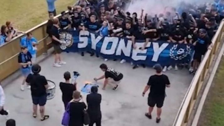Derby di Sydney, avevano pensato alla testa di maiale come per Figo: poi bruciano “solo” la maglia Derby di Sydney, avevano pensato alla testa di maiale come per Figo: poi bruciano “solo” la maglia - immagine 1