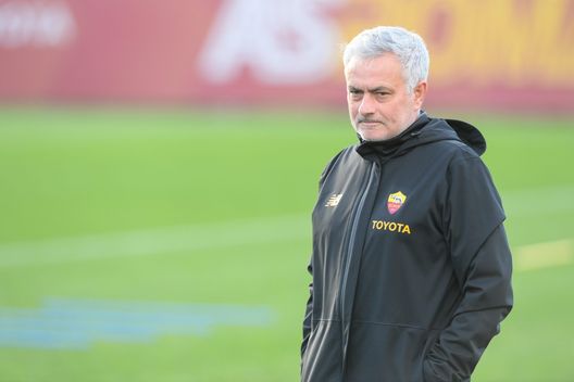 ROME, ITALY - JANUARY 09: AS Roma coach Josè Mourinho during a training session at Centro Sportivo Fulvio Bernardini on January 09, 2023 in Rome, Italy. (Photo by Fabio Rossi/AS Roma via Getty Images) Roma