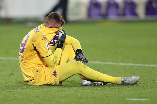 FLORENCE, ITALY - OCTOBER 03: Bartlomiej Dragoski of ACF Fiorentina is injured during the match during the Serie A match between ACF Fiorentina v SSC Napoli at Stadio Artemio Franchi on October 3, 2021 in Florence, Italy. (Photo by Gabriele Maltinti/Getty Images) FLORENCE, ITALY - OCTOBER 03: Bartlomiej Dragoski of ACF Fiorentina is injured during the match during the Serie A match between ACF Fiorentina v SSC Napoli at Stadio Artemio Franchi on October 3, 2021 in Florence, Italy. (Photo by Gabriele Maltinti/Getty Images)