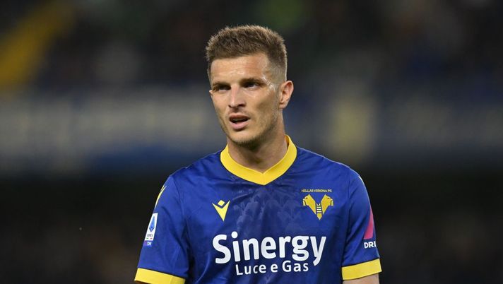 VERONA, ITALY - MAY 03: Darko Lazovic of Hellas Verona looks on during the Serie A match between Hellas Verona and FC Internazionale at Stadio Marcantonio Bentegodi on May 03, 2023 in Verona, Italy. (Photo by Alessandro Sabattini/Getty Images) Le ultime su Doig, pronti Verdi e Lazovic: la probabile formazione del Verona - immagine 1