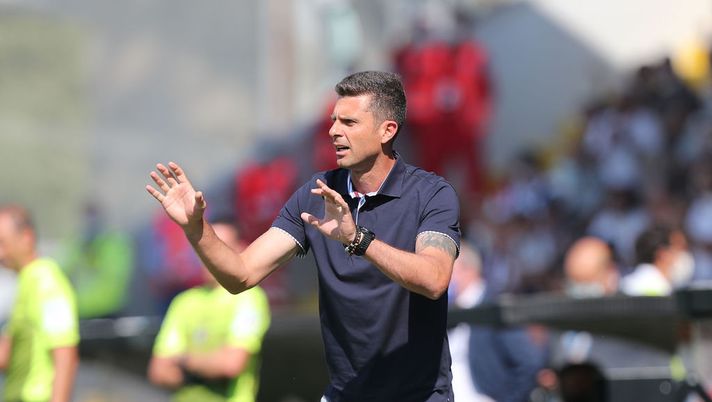 LA SPEZIA, ITALY - SEPTEMBER 12: Thiago Motta manager of Spezia Calcio gestures during the Serie A match between Spezia Calcio and Udinese Calcio at Stadio Alberto Picco on September 12, 2021 in La Spezia, Italy. (Photo by Gabriele Maltinti/Getty Images) Thiago Motta: “Con la Juventus mi mancheranno due giocatori, queste le loro condizioni” - immagine 1