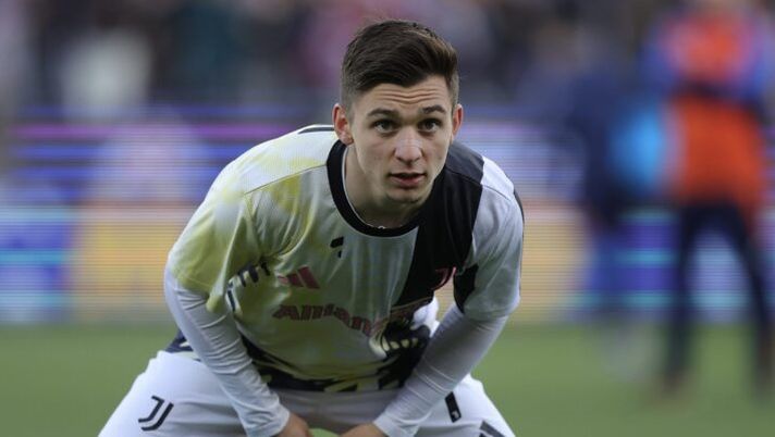 FLORENCE, ITALY - MARCH 16: Francisco Conceicao of Juventus warms-up during the Serie A match between Fiorentina and Juventus at Stadio Artemio Franchi on March 16, 2025 in Florence, Italy. (Photo by Gabriele Maltinti/Getty Images) Juve, il riscatto di Conceicao non è scontato: cosa serve e la volontà dei bianconeri - immagine 1