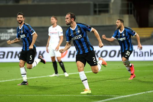 COLOGNE, GERMANY - AUGUST 21: Diego Godin of Inter Milan celebrates after scoring his team's second goal during the UEFA Europa League Final between Seville and FC Internazionale at RheinEnergieStadion on August 21, 2020 in Cologne, Germany. (Photo by Lars Baron/Getty Images) COLOGNE, GERMANY - AUGUST 21: Diego Godin of Inter Milan celebrates after scoring his team's second goal during the UEFA Europa League Final between Seville and FC Internazionale at RheinEnergieStadion on August 21, 2020 in Cologne, Germany. (Photo by Lars Baron/Getty Images)