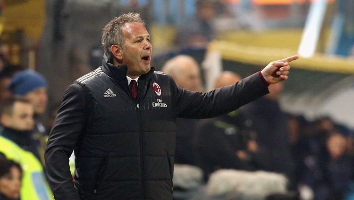 FROSINONE, ITALY - DECEMBER 20: Head coach of Milan Sinisa Mihajloivc gestures during the Serie A match between Frosinone Calcio and AC Milan at Stadio Matusa on December 20, 2015 in Frosinone, Italy. (Photo by Maurizio Lagana/Getty Images) FROSINONE, ITALY - DECEMBER 20: Head coach of Milan Sinisa Mihajloivc gestures during the Serie A match between Frosinone Calcio and AC Milan at Stadio Matusa on December 20, 2015 in Frosinone, Italy. (Photo by Maurizio Lagana/Getty Images)