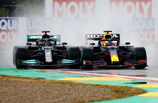 IMOLA, ITALY - APRIL 18: Lewis Hamilton of Great Britain driving the (44) Mercedes AMG Petronas F1 Team Mercedes W12 and Max Verstappen of the Netherlands driving the (33) Red Bull Racing RB16B Honda compete for position on track during the F1 Grand Prix of Emilia Romagna at Autodromo Enzo e Dino Ferrari on April 18, 2021 in Imola, Italy. (Photo by Bryn Lennon/Getty Images) IMOLA, ITALY - APRIL 18: Lewis Hamilton of Great Britain driving the (44) Mercedes AMG Petronas F1 Team Mercedes W12 and Max Verstappen of the Netherlands driving the (33) Red Bull Racing RB16B Honda compete for position on track during the F1 Grand Prix of Emilia Romagna at Autodromo Enzo e Dino Ferrari on April 18, 2021 in Imola, Italy. (Photo by Bryn Lennon/Getty Images)