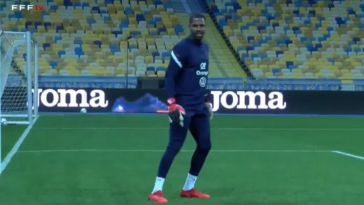 Mike Maignan, portiere del Milan, qui dal ritiro della Nazionale francese