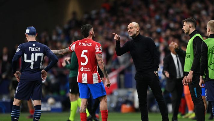 MADRID, SPAIN - APRIL 13: Manchester City Manager, Pep Guardiola interacts with Rodrigo De Paul of Atletico Madrid during the UEFA Champions League Quarter Final Leg Two match between Atletico Madrid and Manchester City at Wanda Metropolitano on April 13, 2022 in Madrid, Spain. (Photo by Shaun Botterill/Getty Images) De Paul, autocritica pre-derby: “Atletico competitivo ma non basta…”- immagine 1