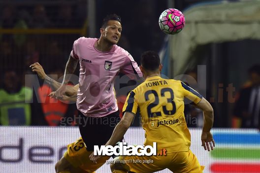PALERMO, ITALY - MAY 15:  Michel Morganella of Palermo Artur Ionita of Hellas Verona compete for the ball during the Serie A match between US Citta di Palermo and Hellas Verona FC at Stadio Renzo Barbera on May 15, 2016 in Palermo, Italy.  (Photo by Tullio M. Puglia/Getty Images) 