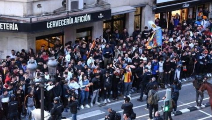 Derby basco a porte chiuse, ma i tifosi sono ammassati al di fuori dello stadio 