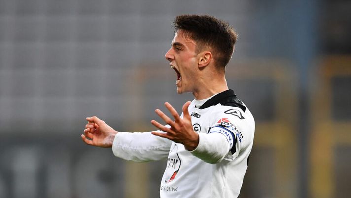 LA SPEZIA, ITALY - APRIL 10: Giulio Maggiore of Spezia celebrates after scoring their team's second goal during the Serie A match between Spezia Calcio and FC Crotone at Stadio Alberto Picco on April 10, 2021 in La Spezia, Italy. Sporting stadiums around Italy remain under strict restrictions due to the Coronavirus Pandemic as Government social distancing laws prohibit fans inside venues resulting in games being played behind closed doors. (Photo by Valerio Pennicino/Getty Images) Spezia, sospiro di sollievo per Maggiore: la prima diagnosi. Accelera Erlic - immagine 1