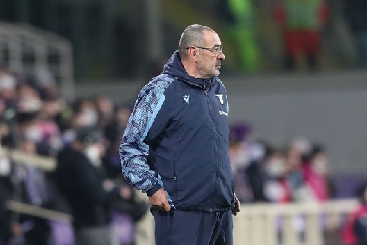 FLORENCE, ITALY - FEBRUARY 06: Maurizio Sarri manager of SS Lazio looks on during the Serie A match between ACF Fiorentina and SS Lazio at Stadio Artemio Franchi on February 6, 2022 in Florence, Italy. (Photo by Gabriele Maltinti/Getty Images) Lazio, il riposo è già finito. Domani si torna a sudare a Formello- immagine 2