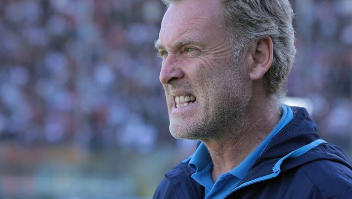 CREMONA, ITALY - OCTOBER 08: Ternana Calcio coach Sandro Pochesci looks on before the Serie B match between US Cremonese and Ternana Calcio at Stadio Giovanni Zini on October 8, 2017 in Cremona, Italy. (Photo by Emilio Andreoli/Getty Images) CREMONA, ITALY - OCTOBER 08: Ternana Calcio coach Sandro Pochesci looks on before the Serie B match between US Cremonese and Ternana Calcio at Stadio Giovanni Zini on October 8, 2017 in Cremona, Italy. (Photo by Emilio Andreoli/Getty Images)