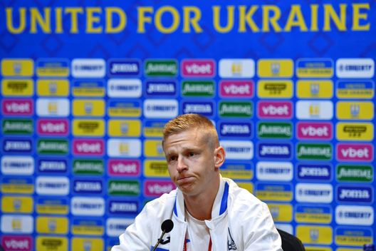 GLASGOW, SCOTLAND - MAY 31: Oleksandr Zinchenko of Ukraine speaks to the media during the Ukraine Press Conference at Hampden Park on May 31, 2022 in Glasgow, Scotland. (Photo by Mark Runnacles/Getty Images) Zinchenko in lacrime: “Se si parla di calcio, sogno il mondiale ma il sogno è che la guerra finisca”- immagine 2
