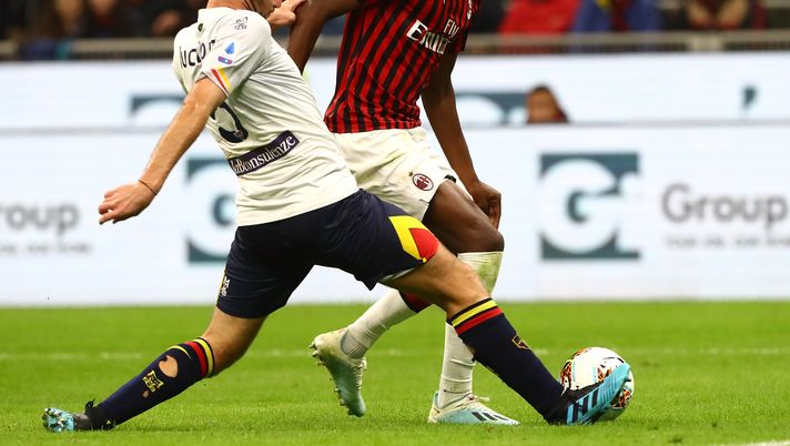20 ottobre 2019, Milan-Lecce 2-2: Rafael Leao contro Fabio Lucioni (credits: GETTY Images) 