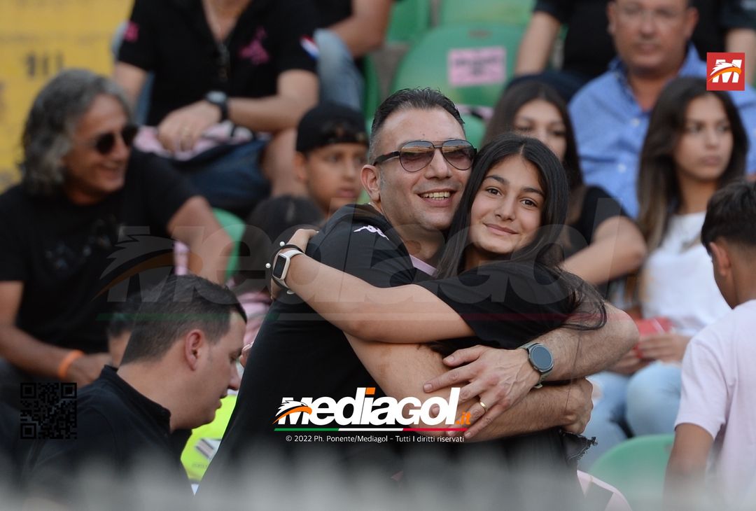 Fototifo, facce da Serie B. I tifosi allo stadio per Palermo-Padova 1-0 - immagine 46