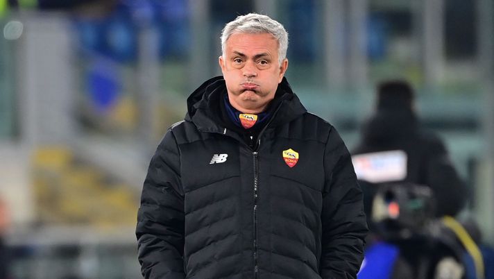 ROME, ITALY - DECEMBER 13: AS Roma coach Josè Mourinho during the Serie A match between AS Roma and Spezia Calcio at Stadio Olimpico on December 13, 2021 in Rome, Italy. (Photo by Luciano Rossi/AS Roma via Getty Images) José soddisfatto solo a metà: “Bene la vittoria, non il gioco” - immagine 1