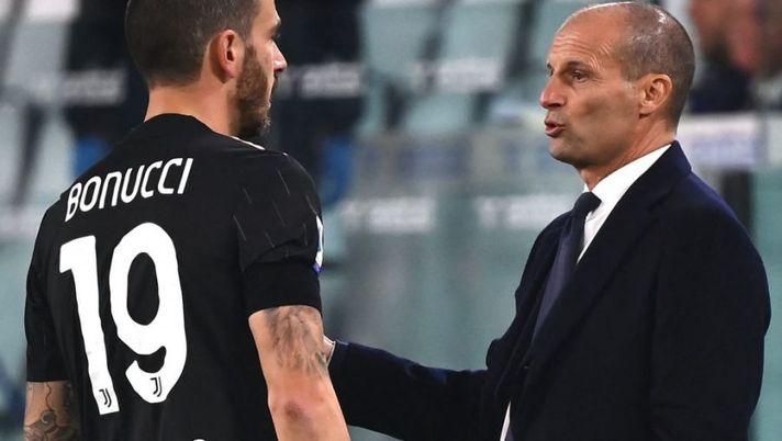 Juventus' Italian head coach Massimiliano Allegri (R) talks to Juventus' Italian defender Leonardo Bonucci during the Italian Serie A football match between Juventus and Sassuolo on October 27, 2021 at the Allianz Stadium in Turin. (Photo by Marco BERTORELLO / AFP) (Photo by MARCO BERTORELLO/AFP via Getty Images) Allegri: “La scelta su Dybala e Chiellini, fuori Alex Sandro! Bonucci, cosa succede. Zakaria…” - immagine 1