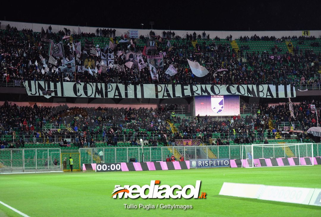  PALERMO, ITALY - FEBRUARY 15: Fans of Palermo show their support during the Serie B match between US Citta di Palermo and Brescia at Stadio Renzo Barbera on February 15, 2019 in Palermo, Italy. (Photo by Getty Images/Getty Images) 