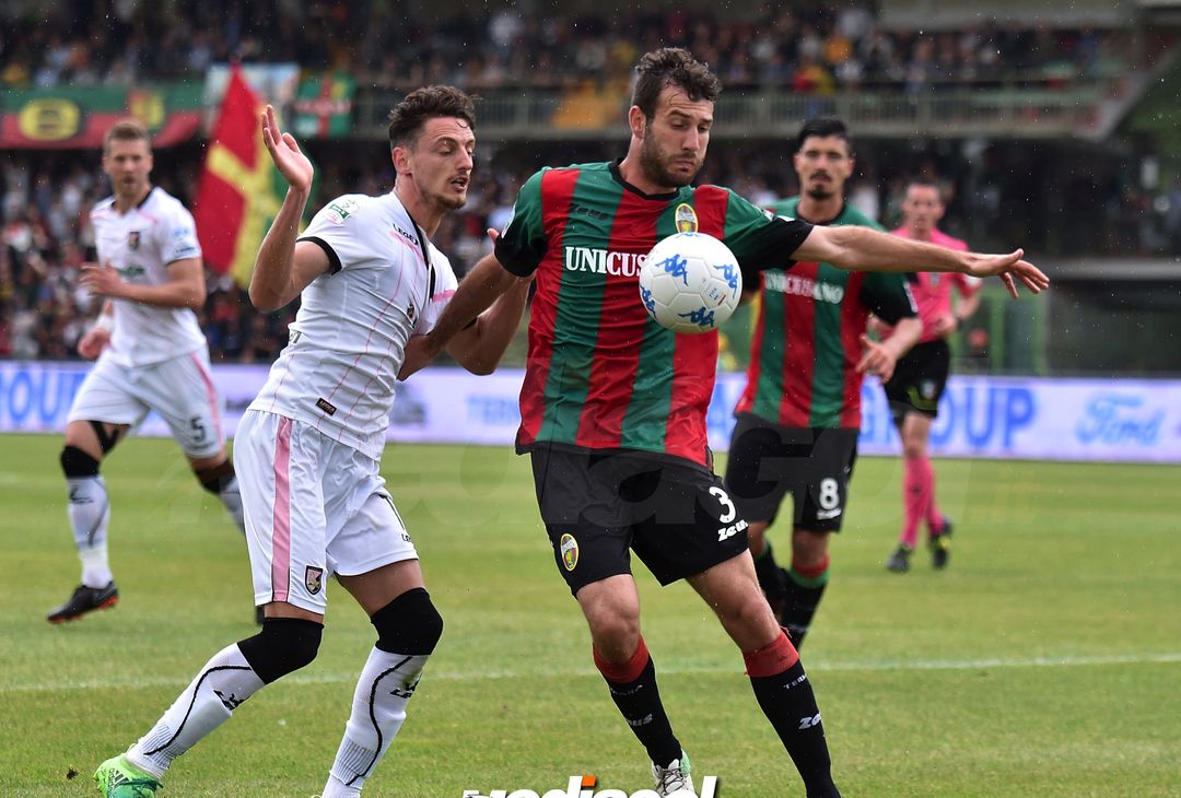  TERNI, ITALY - MAY 05:  Gabriele Rolando of US Città di Palermo and Alessandro Favalli of Ternana Calcio in action during the serie B match between Ternana Calcio and US Citta di Palermo at Stadio Libero Liberati on May 5, 2018 in Terni, Italy.  (Photo by Giuseppe Bellini/Getty Images) 