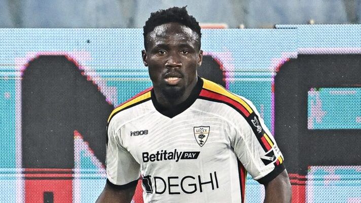 GENOA, ITALY - MARCH 14: Konan N’Dri of Lecce is seen in action during the Serie A match between Genoa and Lecce at Stadio Luigi Ferraris on March 14, 2025 in Genoa, Italy. (Photo by Simone Arveda/Getty Images) Lecce, possibili novità di formazione: pronte due nuove forze fresche in vista della ripresa - immagine 1