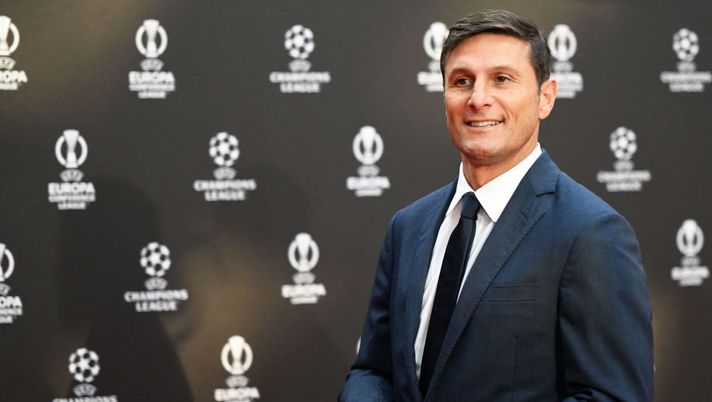 Inter Milan's Italian Vice-president Javier Zanetti arrives for the draw of the 2022-2023 UEFA Champions League football tournament 2022-2023 in Istanbul on August 25, 2022. (Photo by OZAN KOSE / AFP) (Photo by OZAN KOSE/AFP via Getty Images) Zanetti: “Dybala all’Inter? C’è stata una trattativa ma poi abbiamo preso Lukaku. Fiducia a Inzaghi” - immagine 1