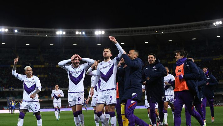 VERONA, ITALY - FEBRUARY 27: Cristiano Biraghi of ACF Fiorentina celebrates with teammates after scoring the team's third goal during the Serie A match between Hellas Verona and ACF Fiorentina at Stadio Marcantonio Bentegodi on February 27, 2023 in Verona, Italy. (Photo by Alessandro Sabattini/Getty Images) Conference League, urna benevola per la Fiorentina: ai quarti c’è il Lech Poznan - immagine 1
