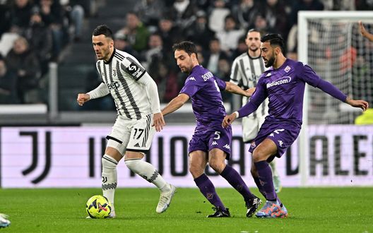 TURIN, ITALY - FEBRUARY 12: Filip Kostic of Juventus fights for the ball with Giacomo Bonaventura and Gonzalez Nicolas of ACF Fiorentina during the Serie A match between Juventus and ACF Fiorentina at Allianz Stadium on February 12, 2023 in Turin, Italy. (Photo by Chris Ricco - Juventus FC/Juventus FC via Getty Images) Giorgetti: “Fiorentina in controllo, ma non segna e poi subisce”- immagine 2
