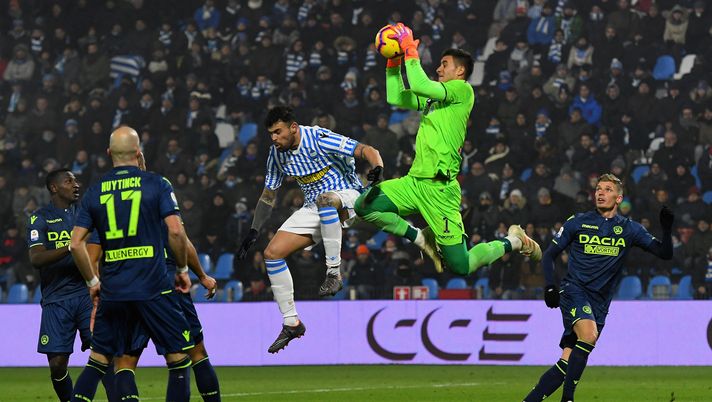 FERRARA, ITALY - DECEMBER 26:  Juan Musso of Udinese Calcio jump for the ball during the Serie A match between Spal and Udinese at Stadio Paolo Mazza on December 26, 2018 in Ferrara, Italy.  (Photo by Alessandro Sabattini/Getty Images) 