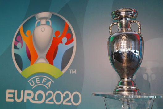 La Coppa e il logo degli Europei 2020 La Coppa e il logo degli Europei 2020